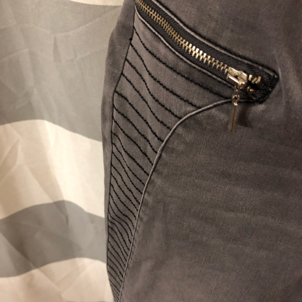 Delia’s straight leg Rock star pants with stitching detail on sides gray - Picture 3 of 9